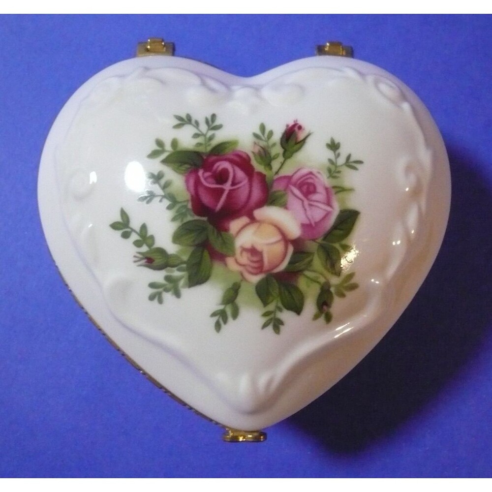 Royal Albert Old Country Roses Heart Musical Hinged Jewelry Box 4" x 4 1/4"